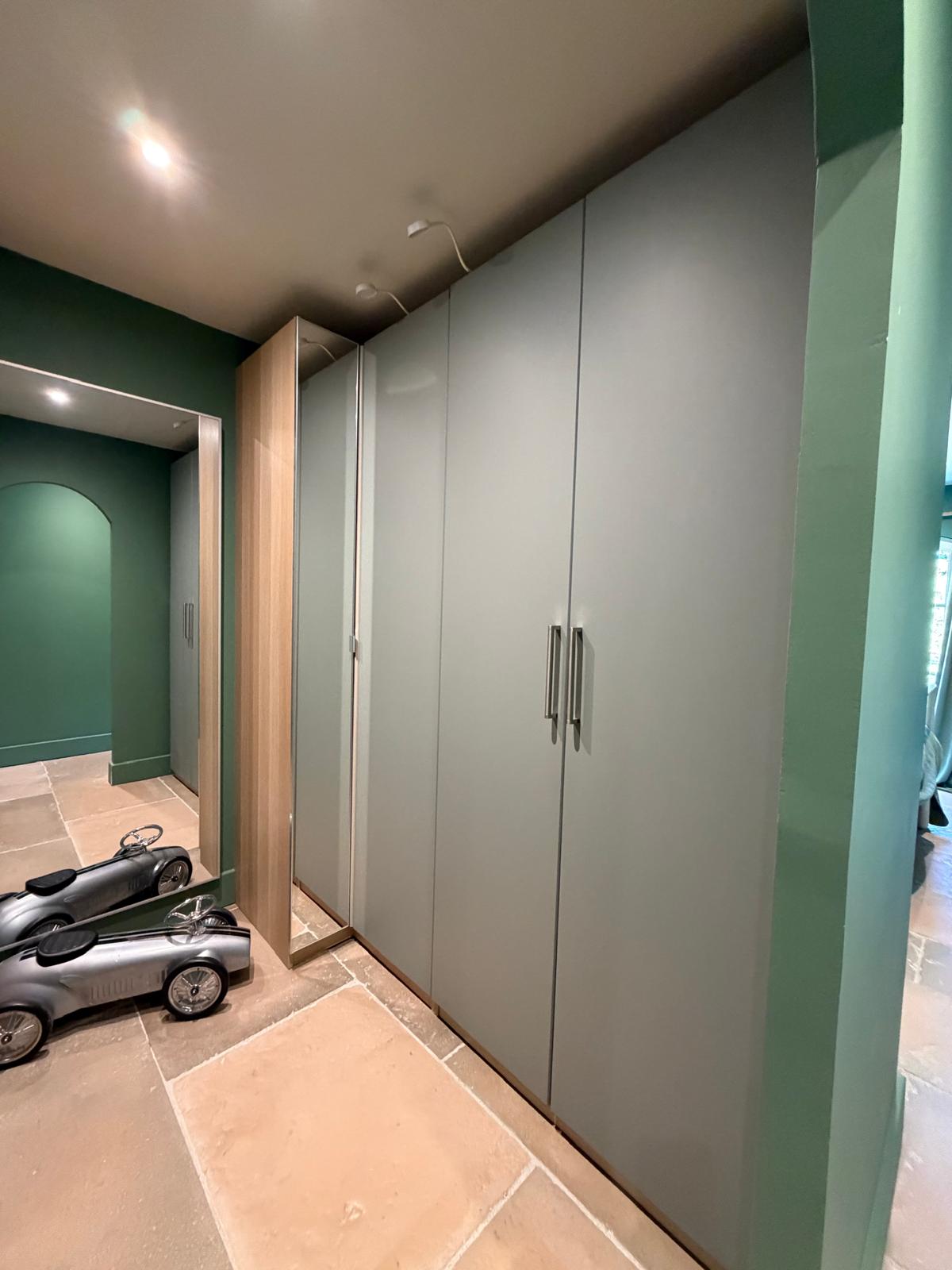 Le dressing privé de La César et ses portes miroir